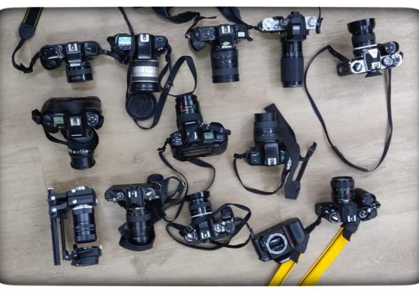 אוסף מצלמות אנלוגיות נתרמו לתצוגה במגמת צילום בבית הספר